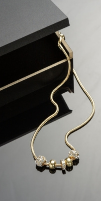 Halskette mit 5 Schmucksteinen in Charms-Form
